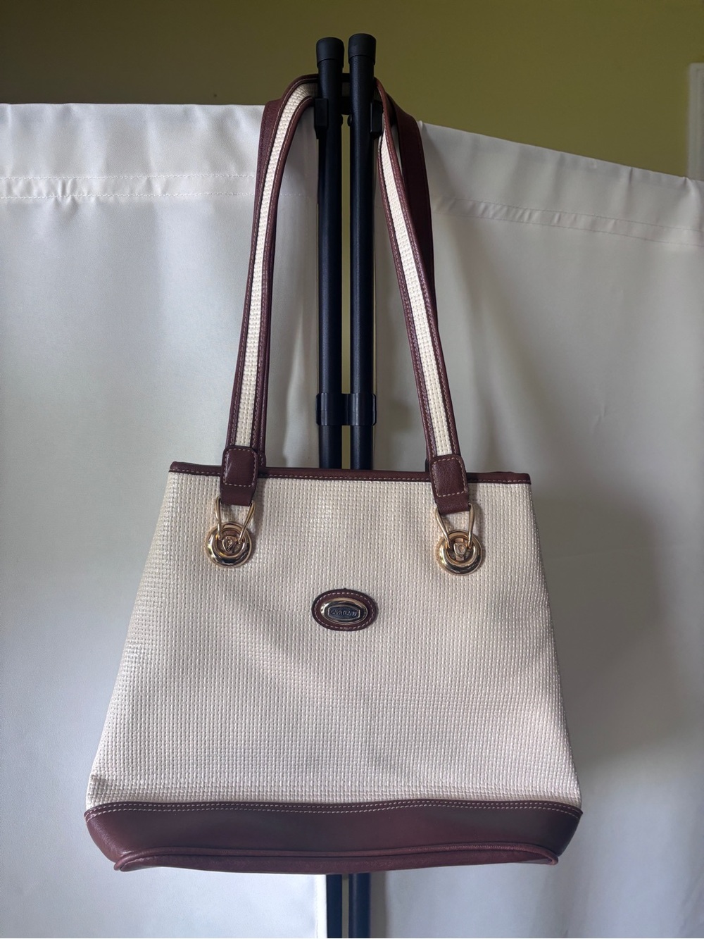 Vintage Carryland Cream and Brown Women's Leather Shoulder Bag with Gold Accent